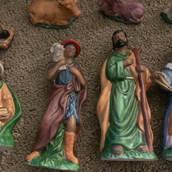 11 piece Porcelain Nativity Set - Picture 10 of 15